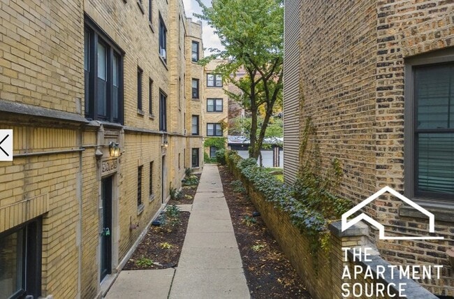 Photo - 648.5 W Roscoe St Apartment