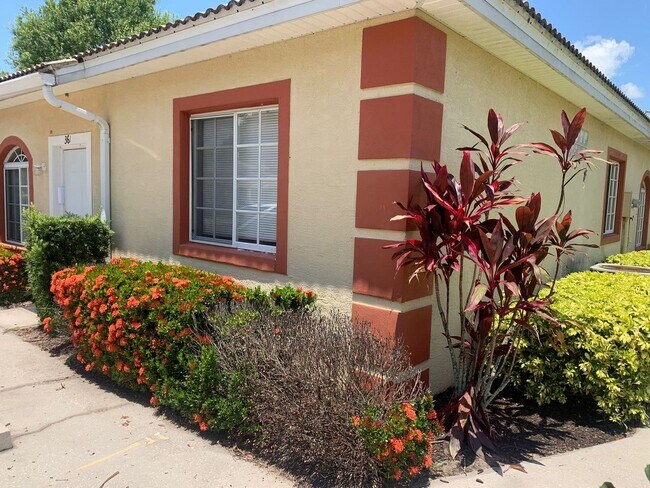 Foto del edificio - 2 Bedroom 2 Full Bath Townhome in LAKE MAR...