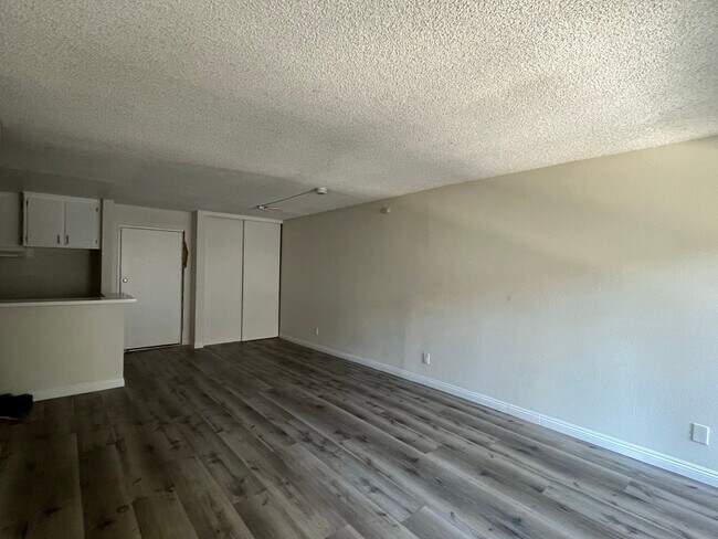 Foto del edificio - 9010 Tobias Ave