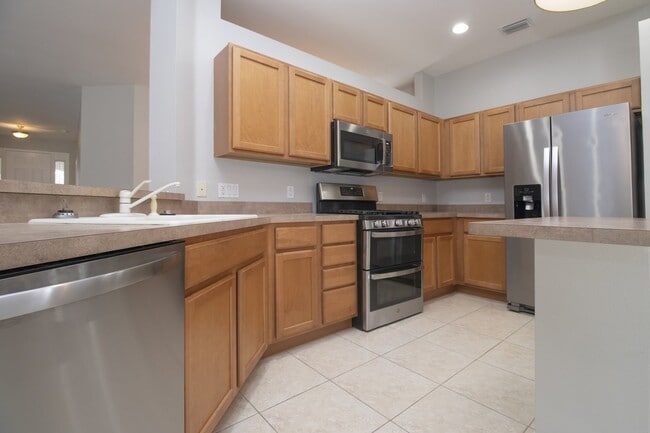 Foto del edificio - 4 bedroom 3 Bath Pool home in Lakewood Ran...