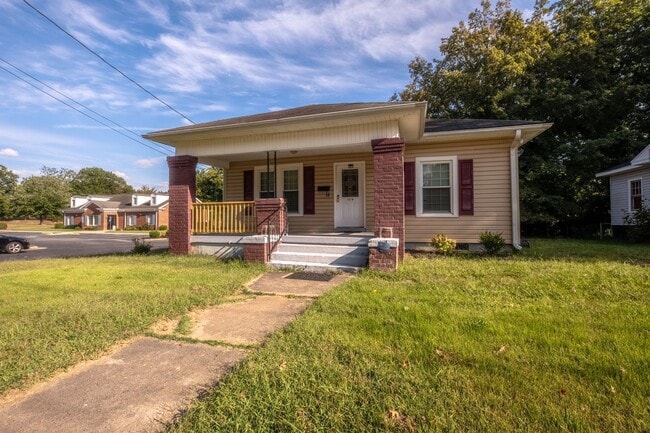 Building Photo - Cute home in Burlington with a fenced in b...