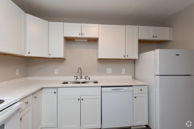 2BR, 1BA - 909SF - Kitchen - Arbor Glen Apartments