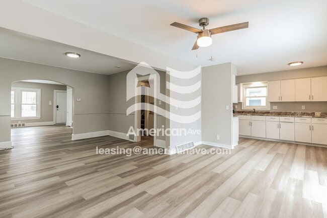 Building Photo - 922 Edgewood Dr