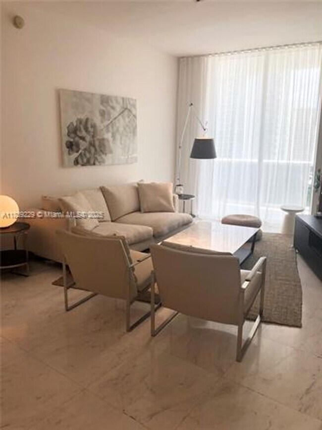 Building Photo - 15811 Collins Ave