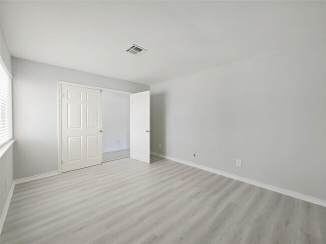 Foto del edificio - 8818 Roos Rd