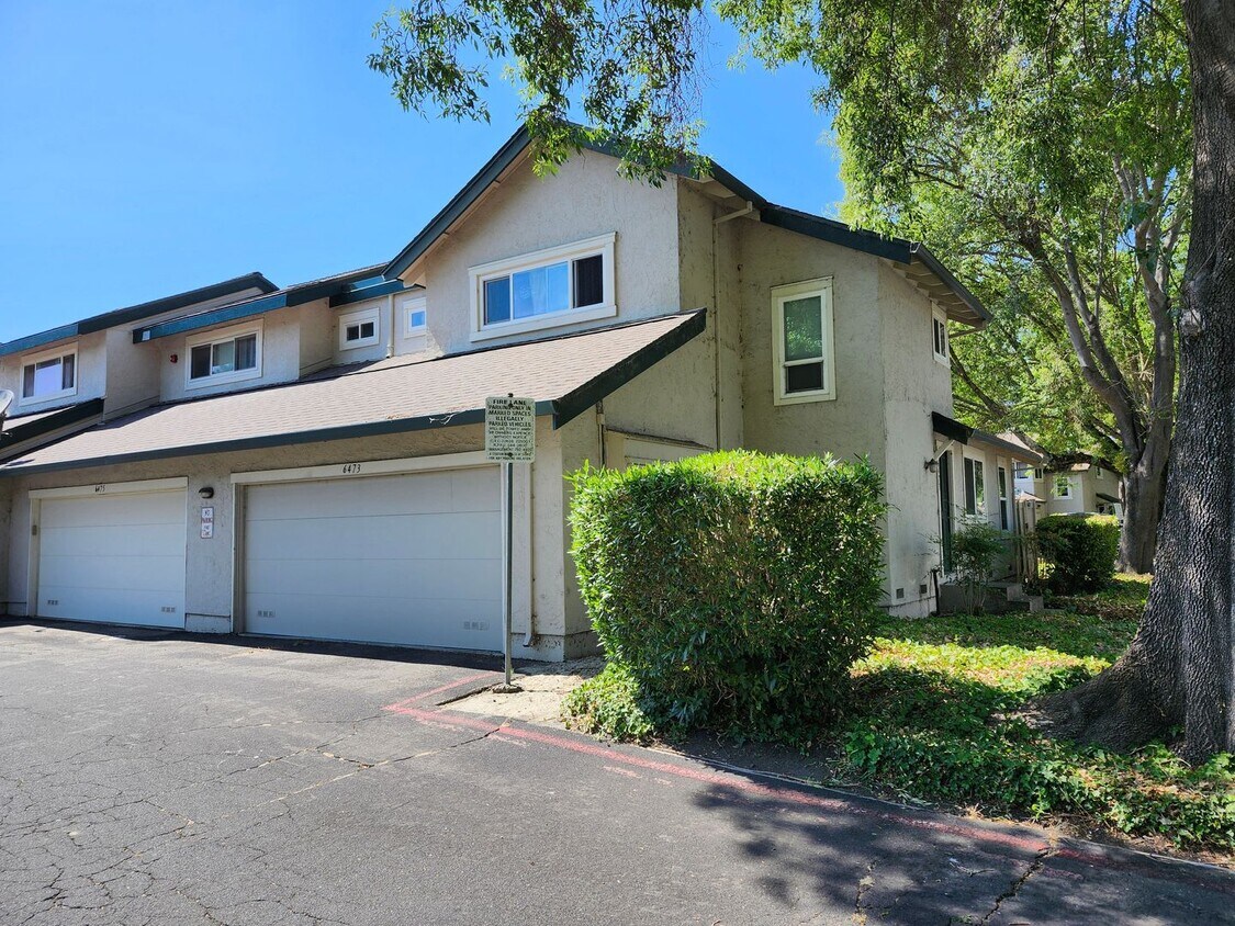 Primary Photo - 2 Bedroom Condo with Garage