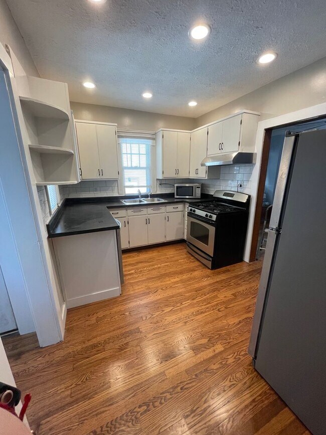 Building Photo - Beautiful 4 Bedroom Home!