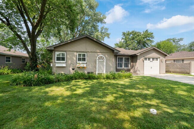 Building Photo - 2607 School Dr