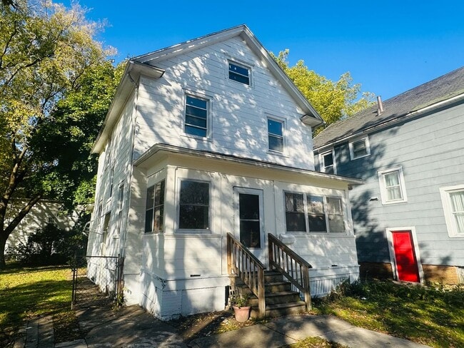 Building Photo - HUGE HOME 4 BEDROOMS WITH 1.5 BATH !!! WIL...