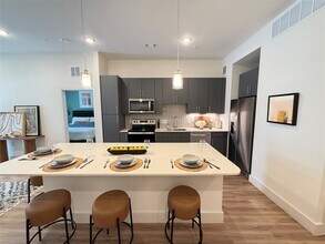 Building Photo - 641 W Crosstimbers St