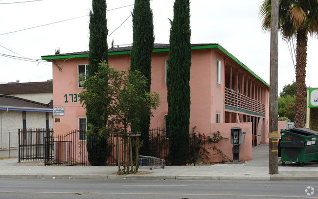 Foto del edificio - 1739 McLaughlin Ave