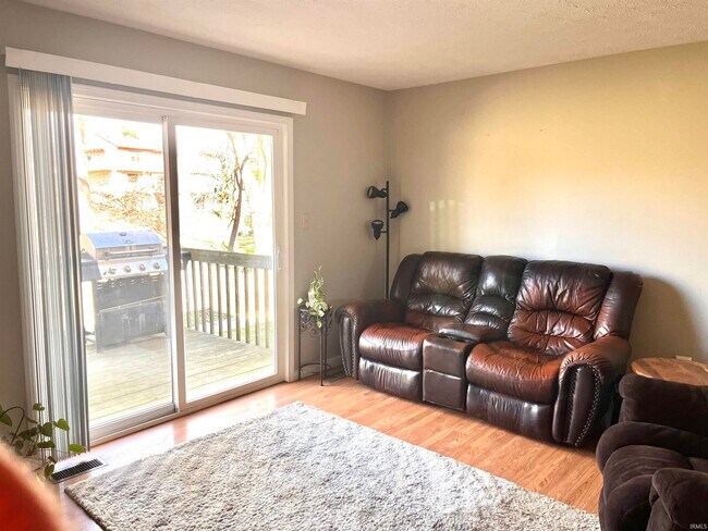 Foto del edificio - 519 E Graham Pl