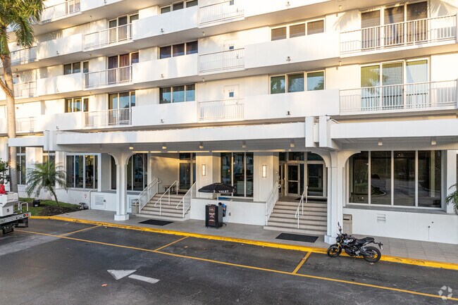 Entrada - Plaza East Condominium