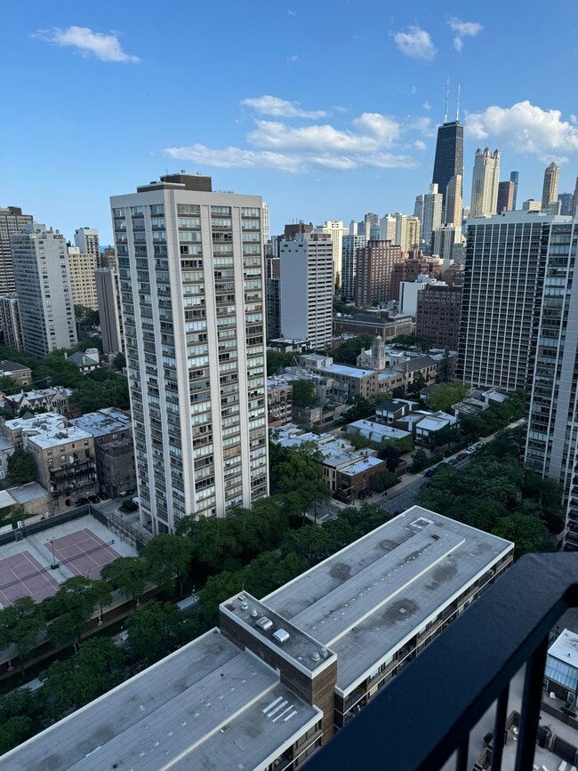 Foto del edificio - 1560 N Sandburg Ter