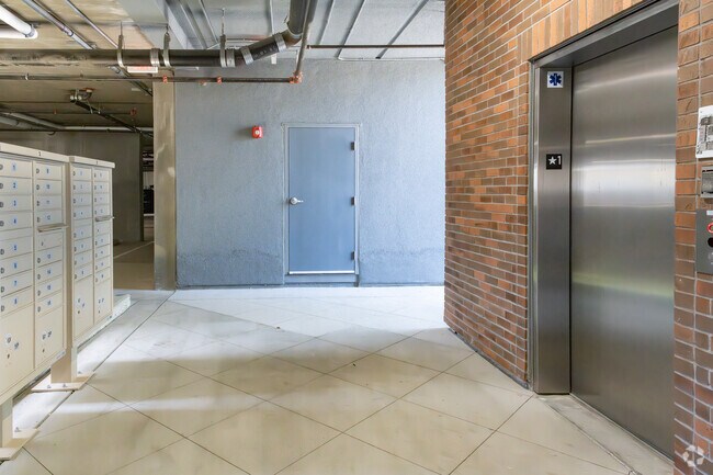 Correo del ascensor - Register Square Napa