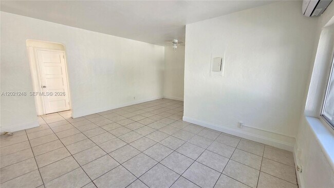 Foto del edificio - 7629 Dickens Ave