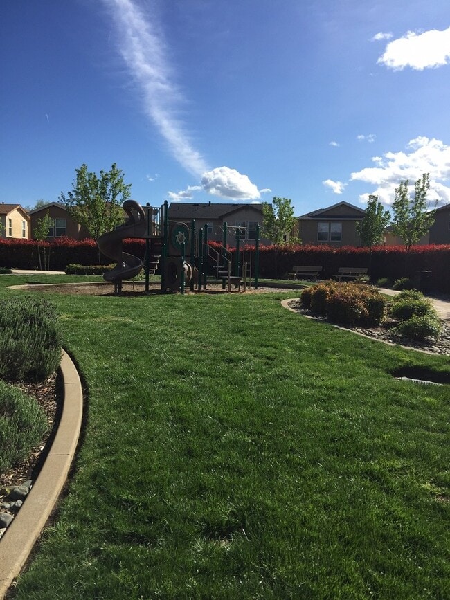 Building Photo - Townhouse in the Villages at Shasta View G...