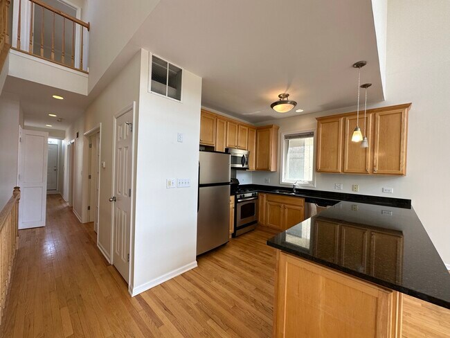 Building Photo - 825 N Marshfield Ave