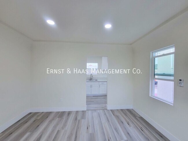 Building Photo - Recently Remodeled and Upgraded Apartment ...