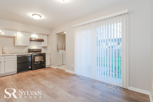 Building Photo - Charming 3BR Townhome in Edgewood!