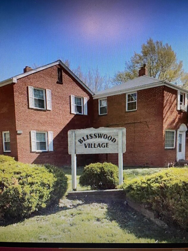 Blisswood Village Condo - 481 Kenwood Dr
