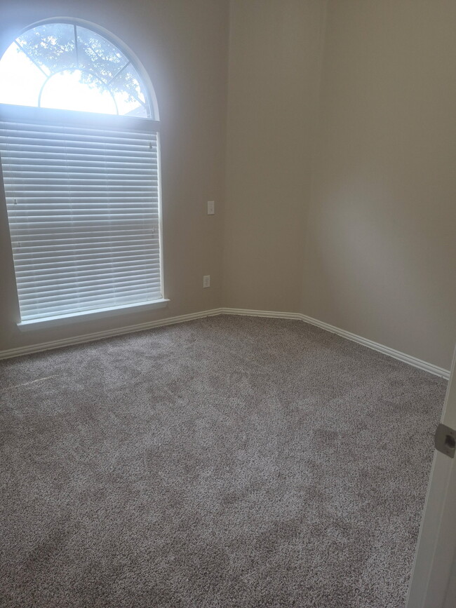 Building Photo - 709 Shady Meadow Ln