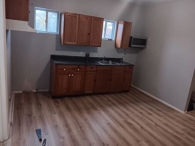 Building Photo - 3 Bedroom Apartment w Free Heat