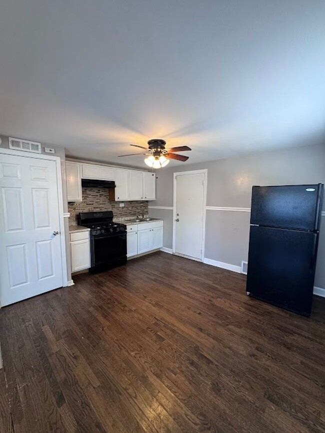 Building Photo - Newly Renovated 4-bed 1-bath - In Unit Lau...