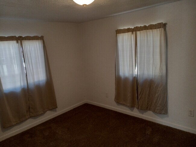 Bedroom - 725 E front st