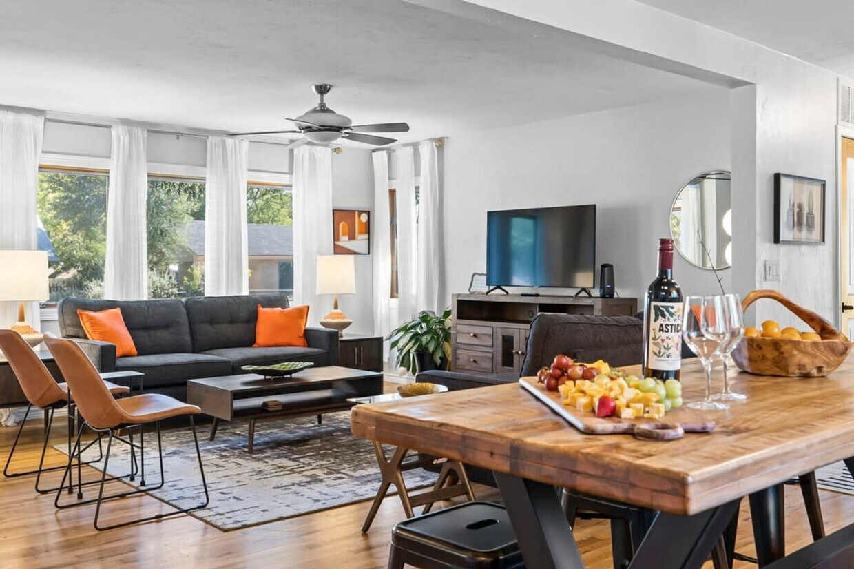 Foto principal - 904 N Orange St
