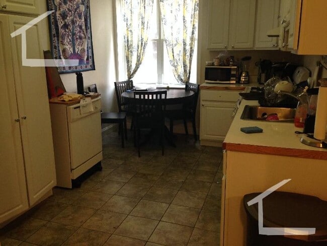 Foto del edificio - Huge BU South Campus 4 Bed/2 Bath on St. Mary's.  Available September 1st, 2026