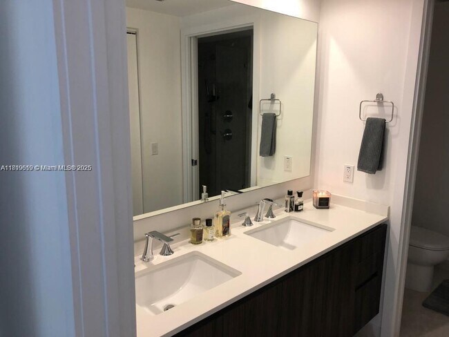 Foto del edificio - 488 NE 18th St