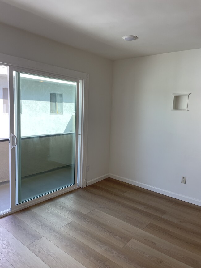 Amplio patio con puertas nuevas. - 2450 Purdue Ave