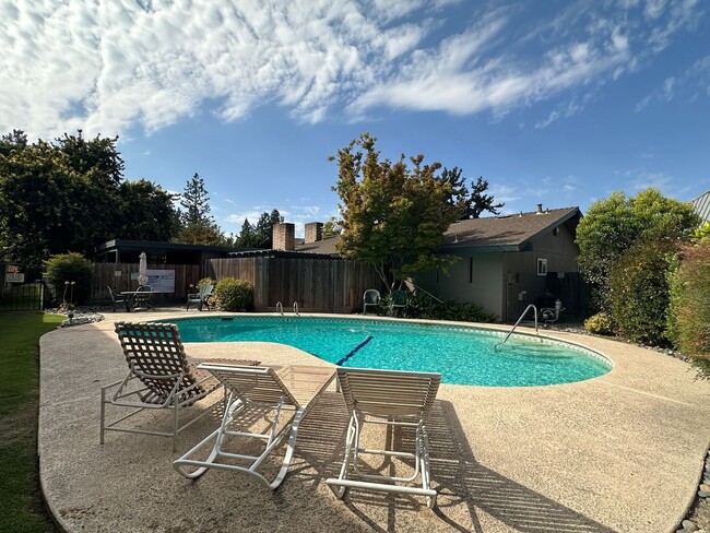 Foto del edificio - Charming Condo near Country Club Available...