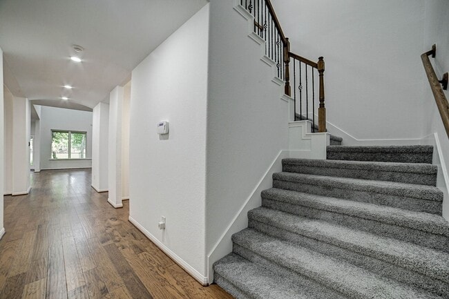 Foto del edificio - 5007 Sawmill Terrace Ln