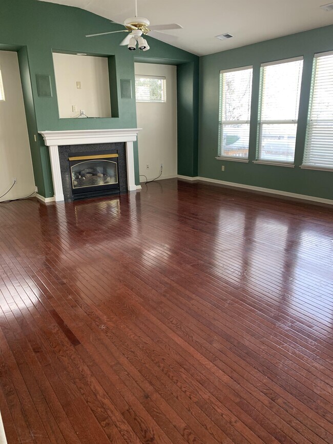 Foto del edificio - 4819 Elkcreek Trail