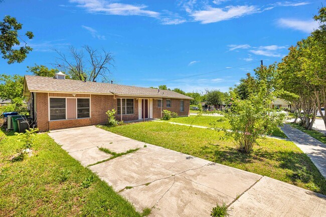 Foto del edificio - Beautiful 4 Bedroom/2 Bathroom Single Stor...