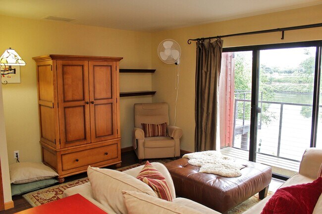 Building Photo - Exceptional Fully-Furnished 2 Bed/2 Bath C...