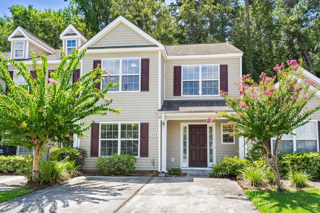 Primary Photo - 1096 Harvester Cir