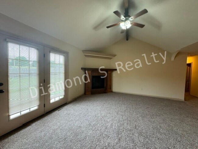 Building Photo - Gorgeous 3 Bedroom All Brick Home Availabl...