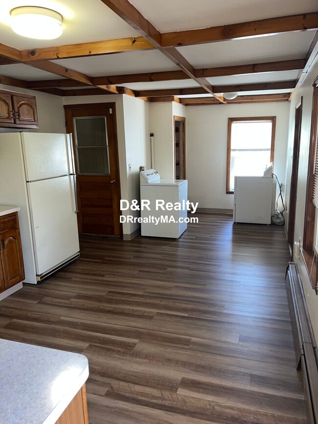 Building Photo - 114 Thorndike St