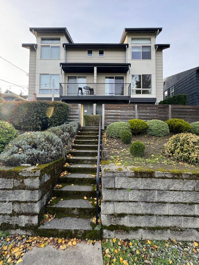 Building Photo - Charming Townhome in Magnolia