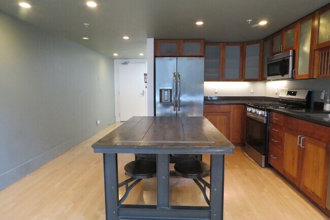 Foto del edificio - Huge Two Bedroom Condo in the Highly Desirable Neighborhood -  Dog Patch