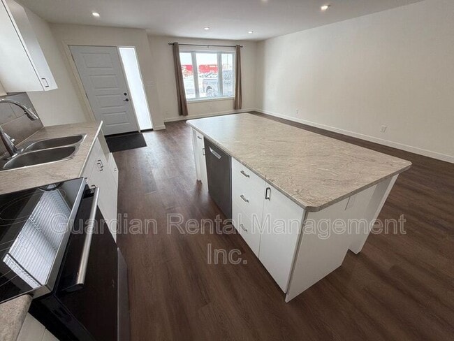 Building Photo - 575 Syndicate Ave S