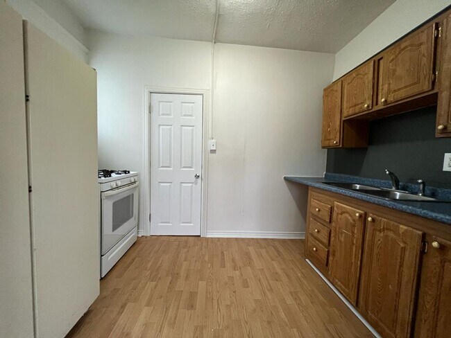 Building Photo - 2701 Mishawaka Ave - Apartment C