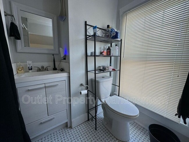 Photo - 133 E Concord St Apartment