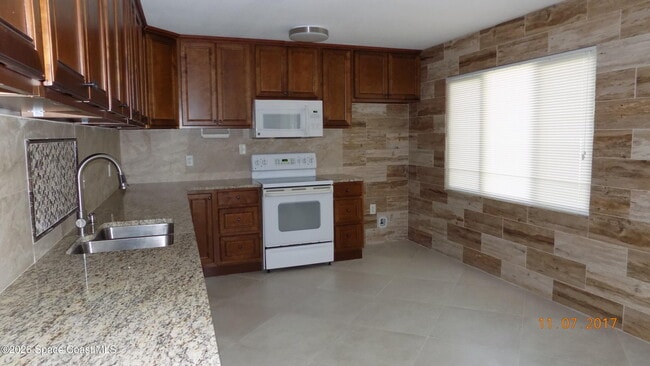 Building Photo - 1204 Tulip Ln