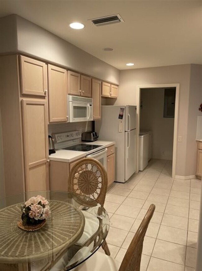 Foto del edificio - Beautiful Lake View Condo for Rent