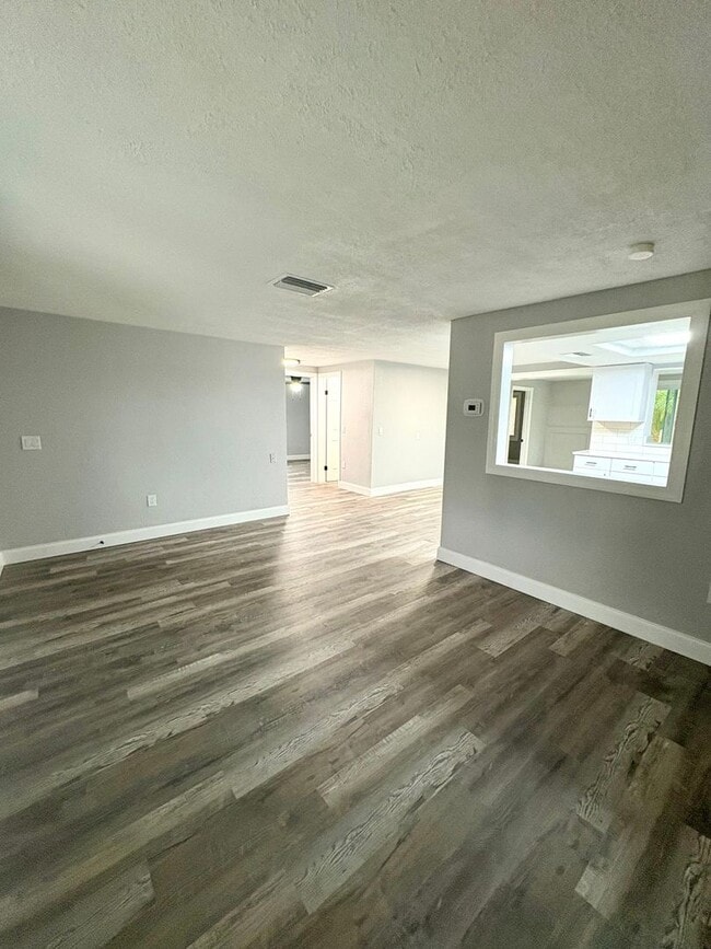 Foto del edificio - Fully Remodeled 3bed/2bath  Home with Bonus Room & Modern Upgrades