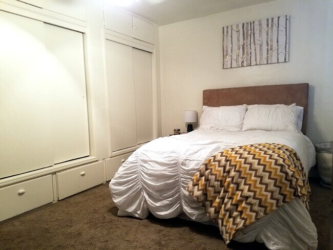 Bedroom - 1048 E Edison St